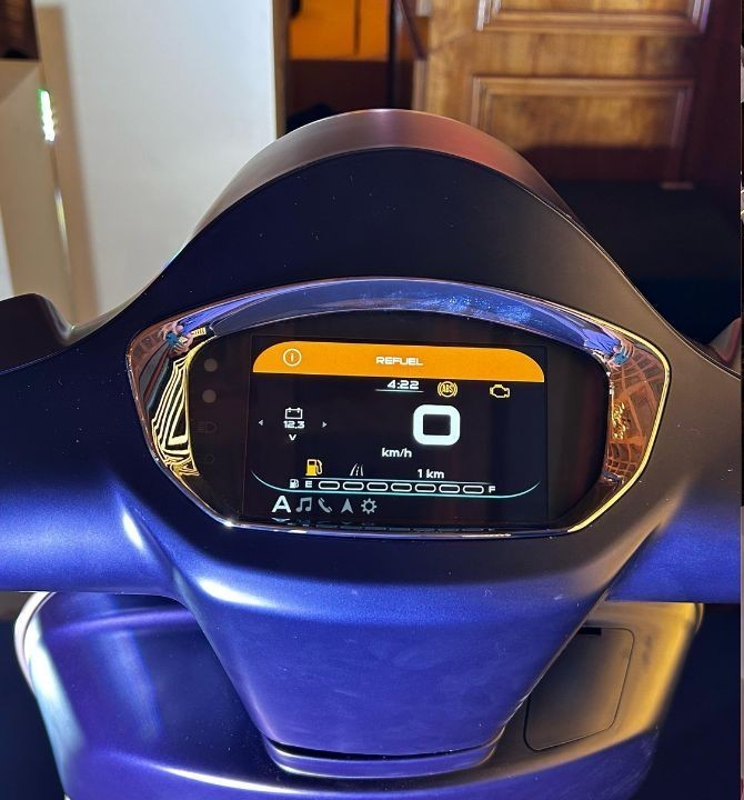 Vespa electric scooter cluster